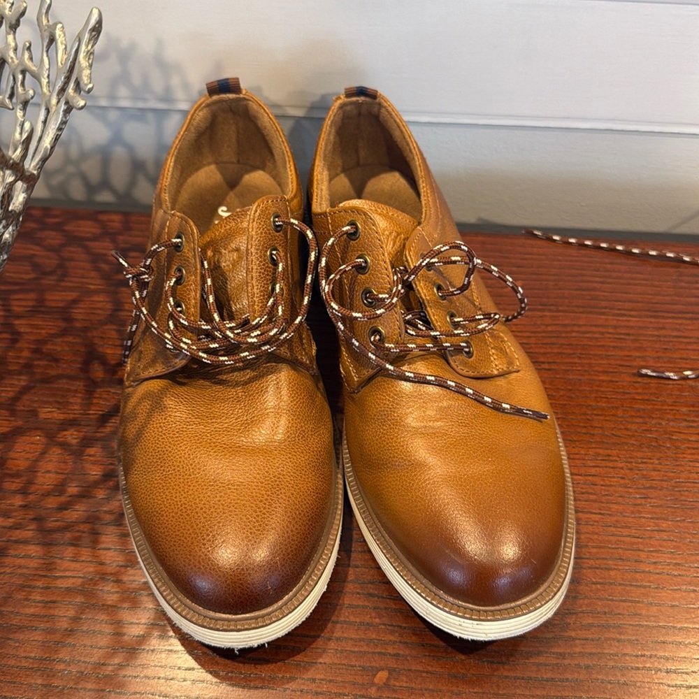 Boys Florsheim dress shoes. Size 4. Worn once. - Picture 1 of 3